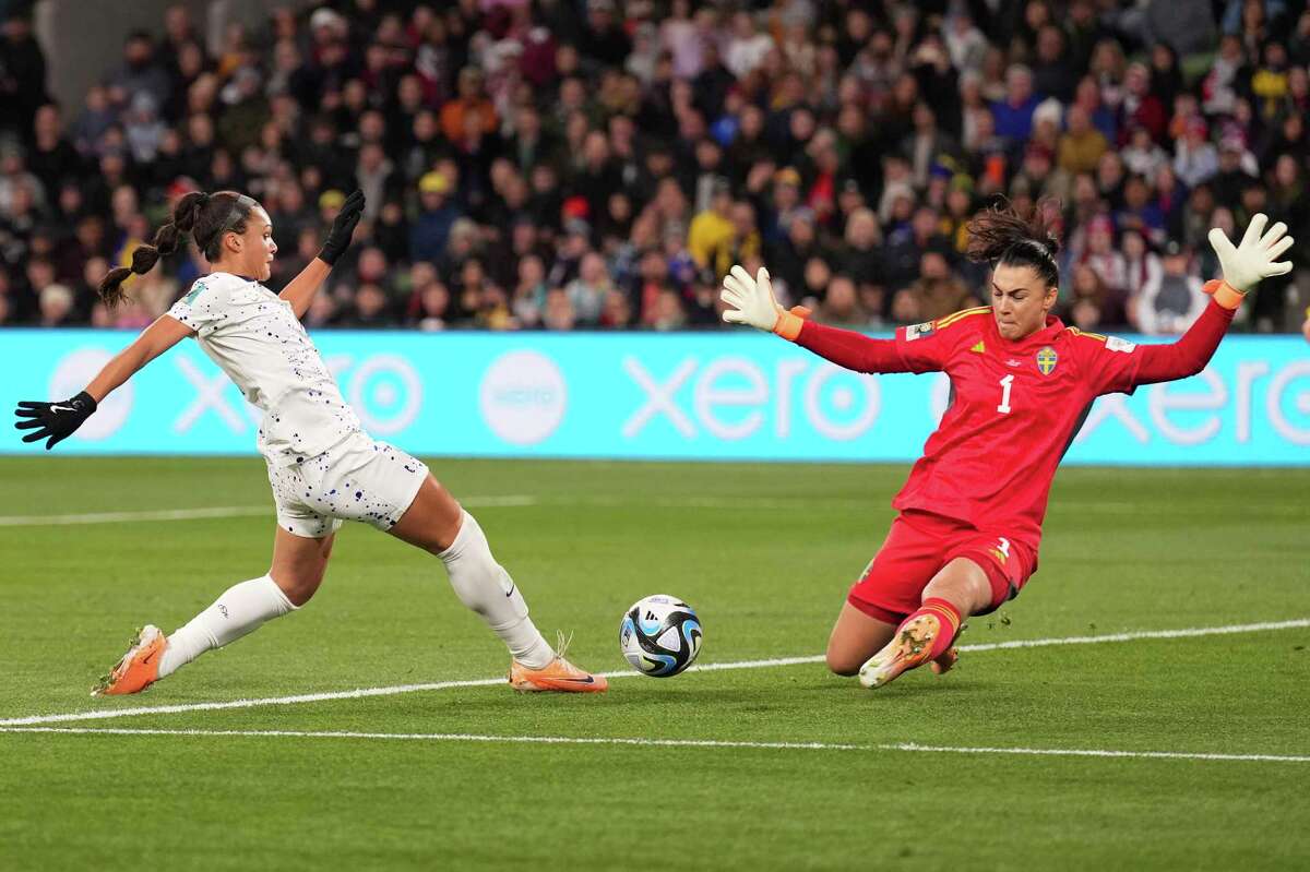 US loses to Sweden on penalty kicks in its earliest Women's World