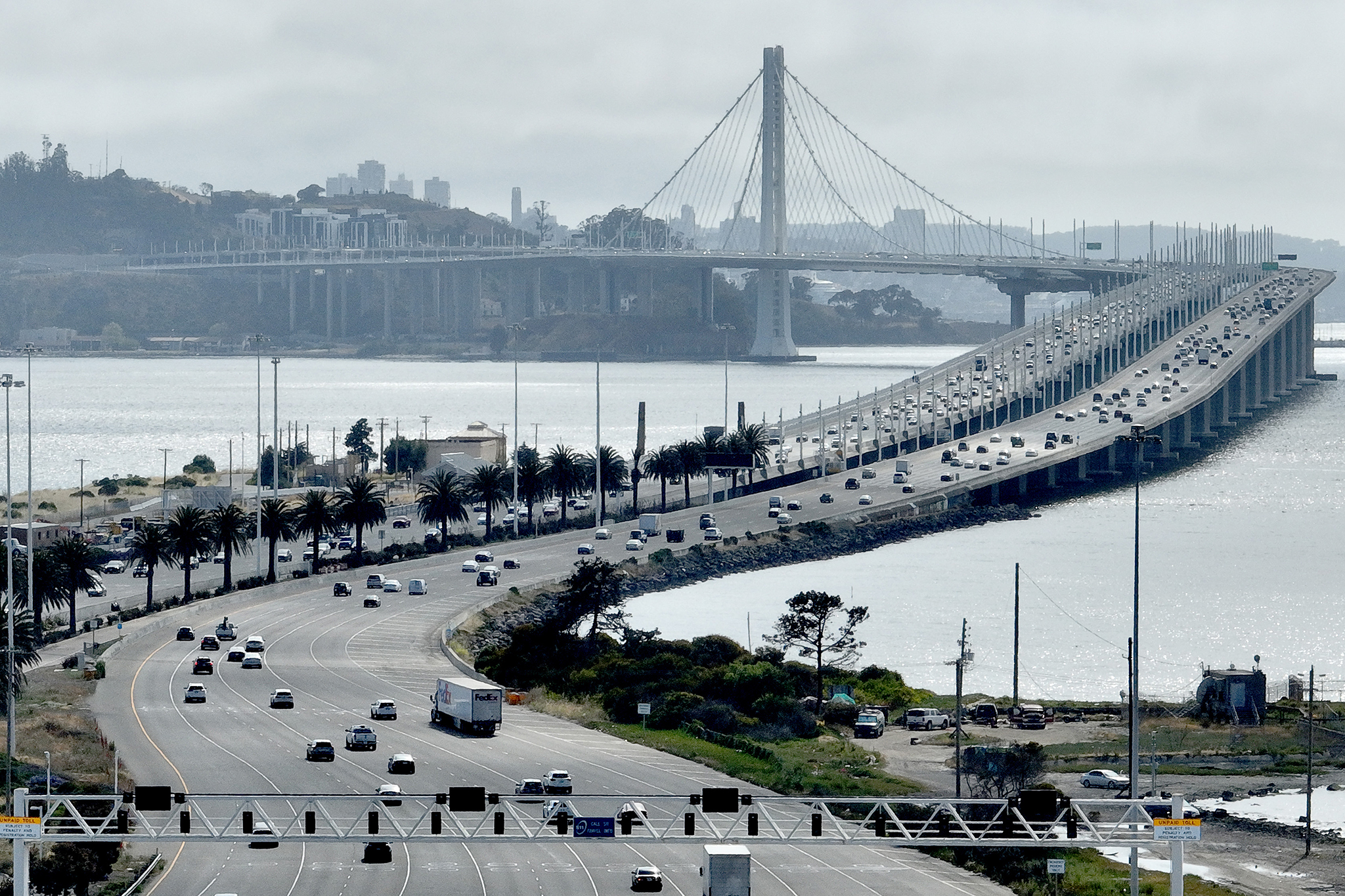 数百名骑自行车的人占领海湾大桥，导致交通中断