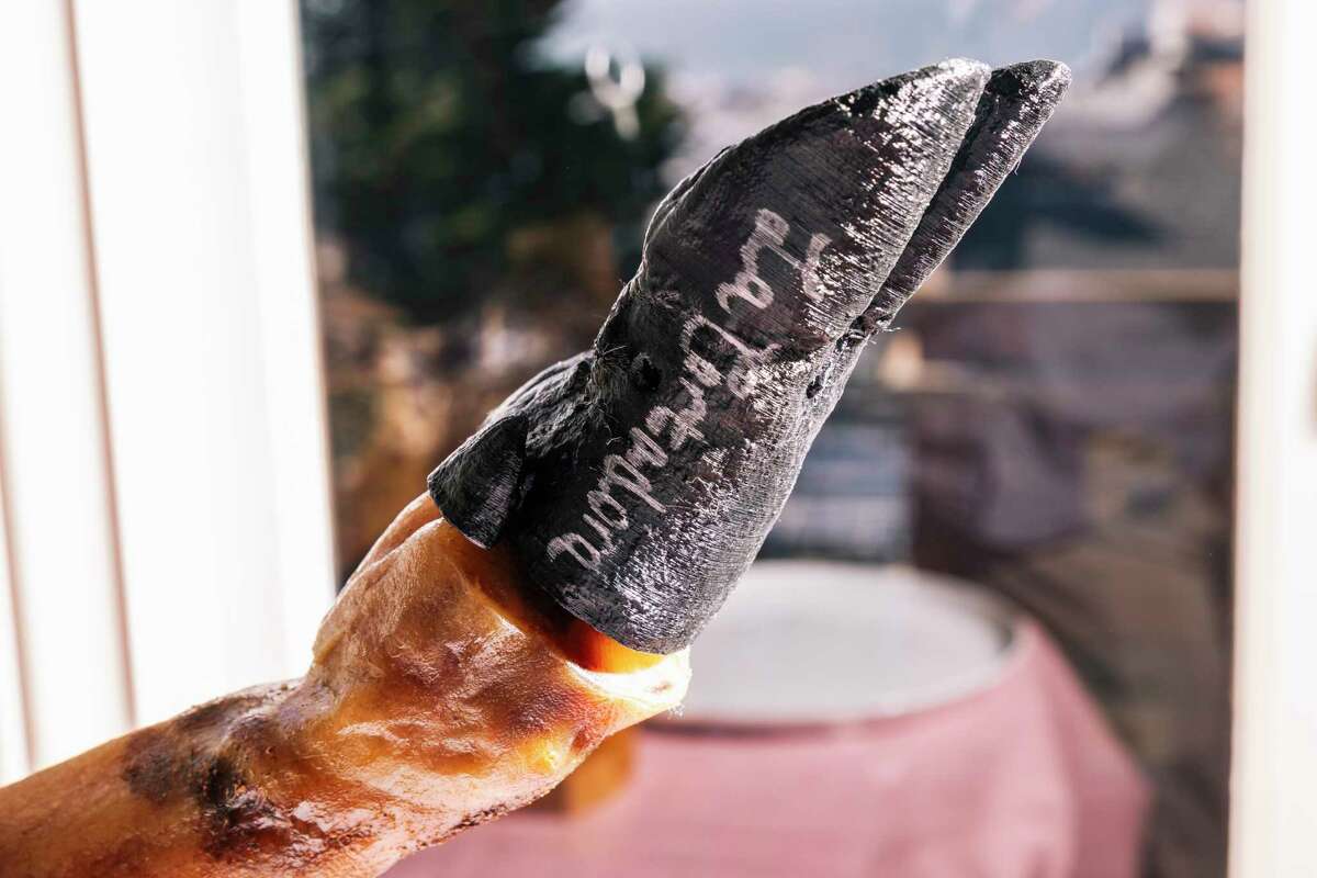 Placa protésica magnética para pezuña de cerdo negra 'Pata Negra', colocada en lugar de pezuña cortada de jamón ibérico español deshuesado debido a la regulación del USDA, vista durante la velada del solsticio de verano de Handmade Ventures en San Francisco, el miércoles 21 de junio de 2023.