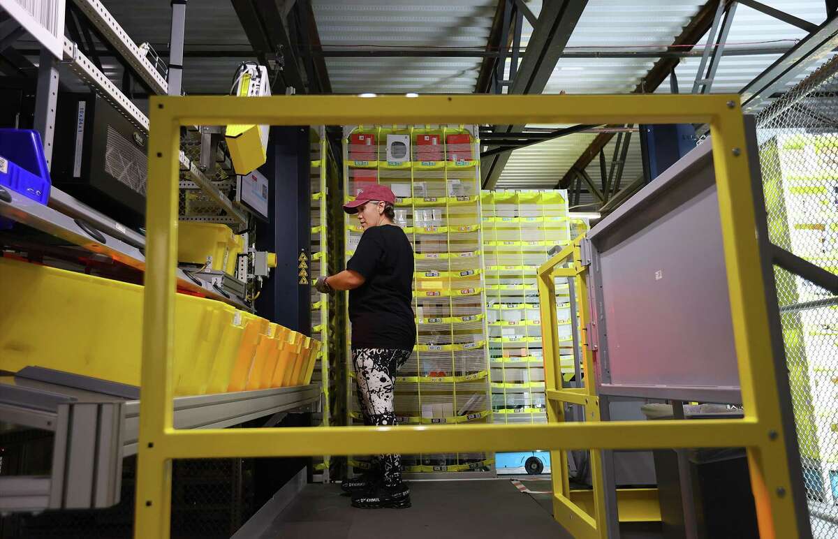 How Amazon’s new fulfillment center is achieving faster delivery