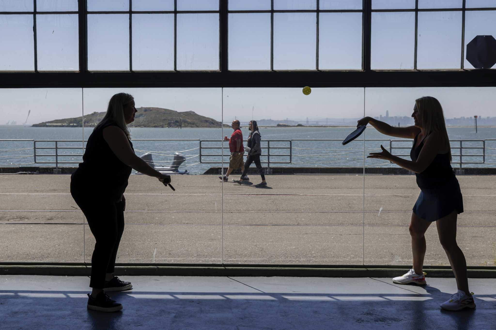 监管机构否决在东湾建立乒乓球中心的计划；支持者希望改变他们的想法