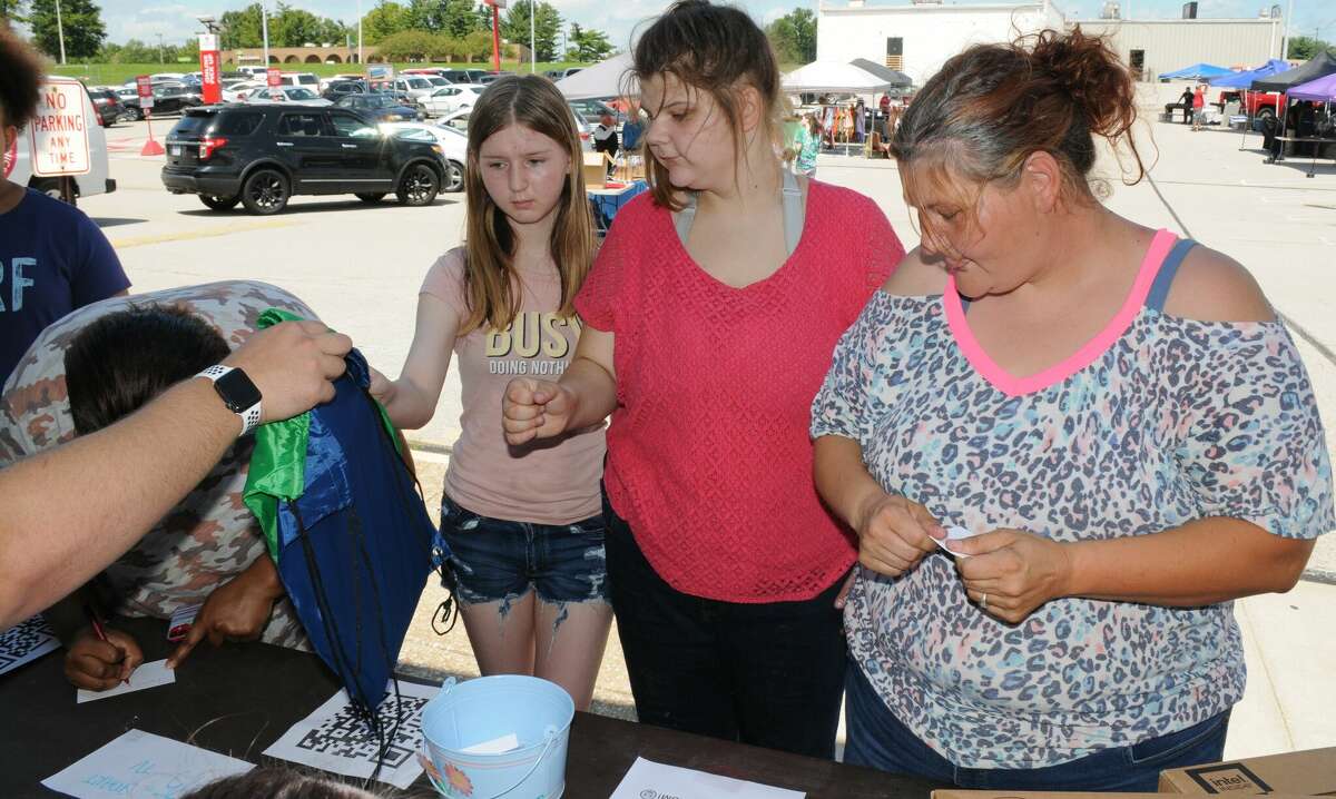 Crowds turn out for free backpacks in Alton