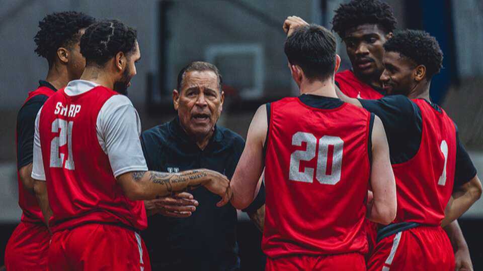 UH defeated Australia Select 88-50 in the four-game exhibition tour Sunday. 