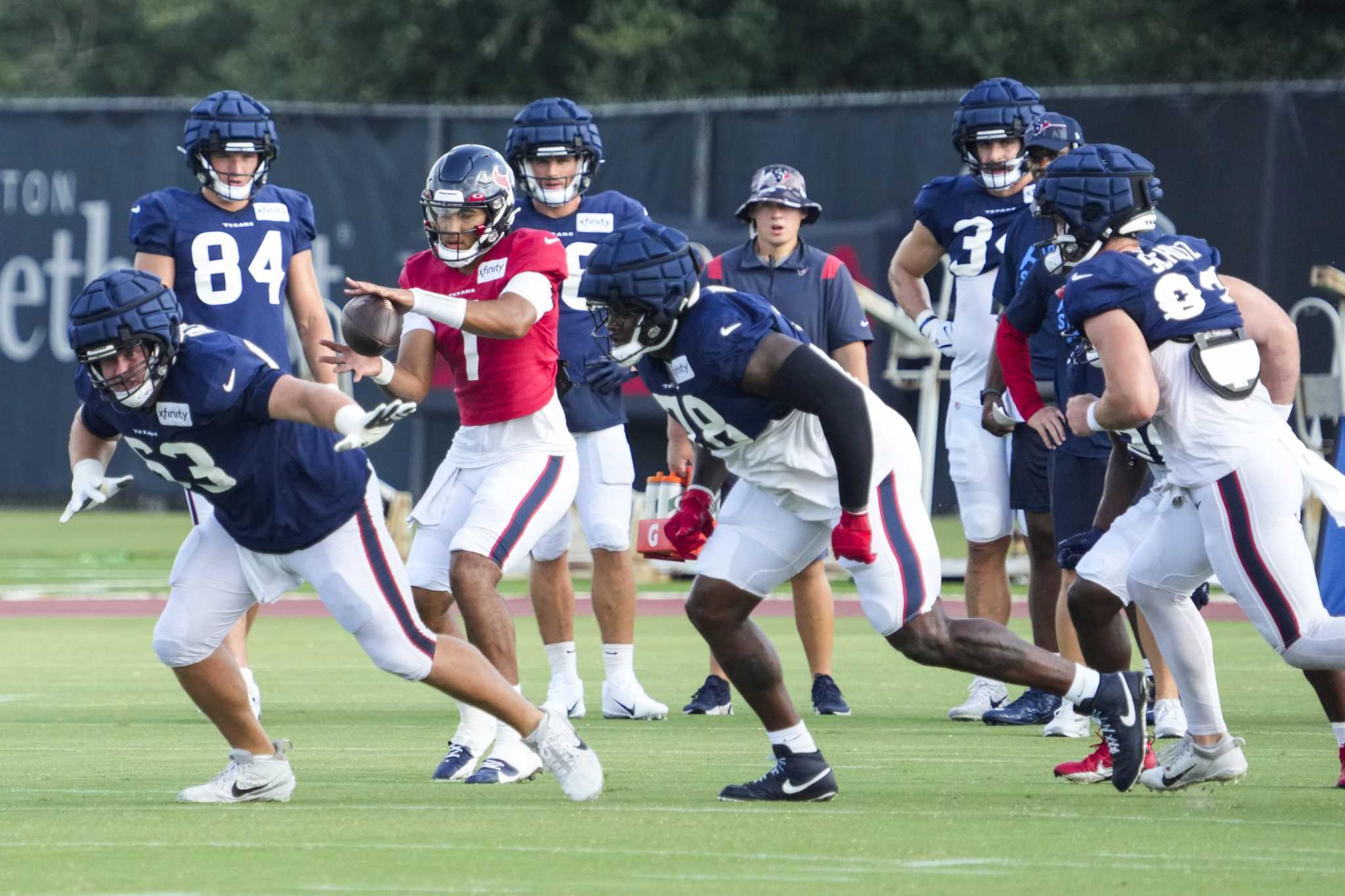 Rookie Michael Deiter Seamlessly Slides Into Left Tackle