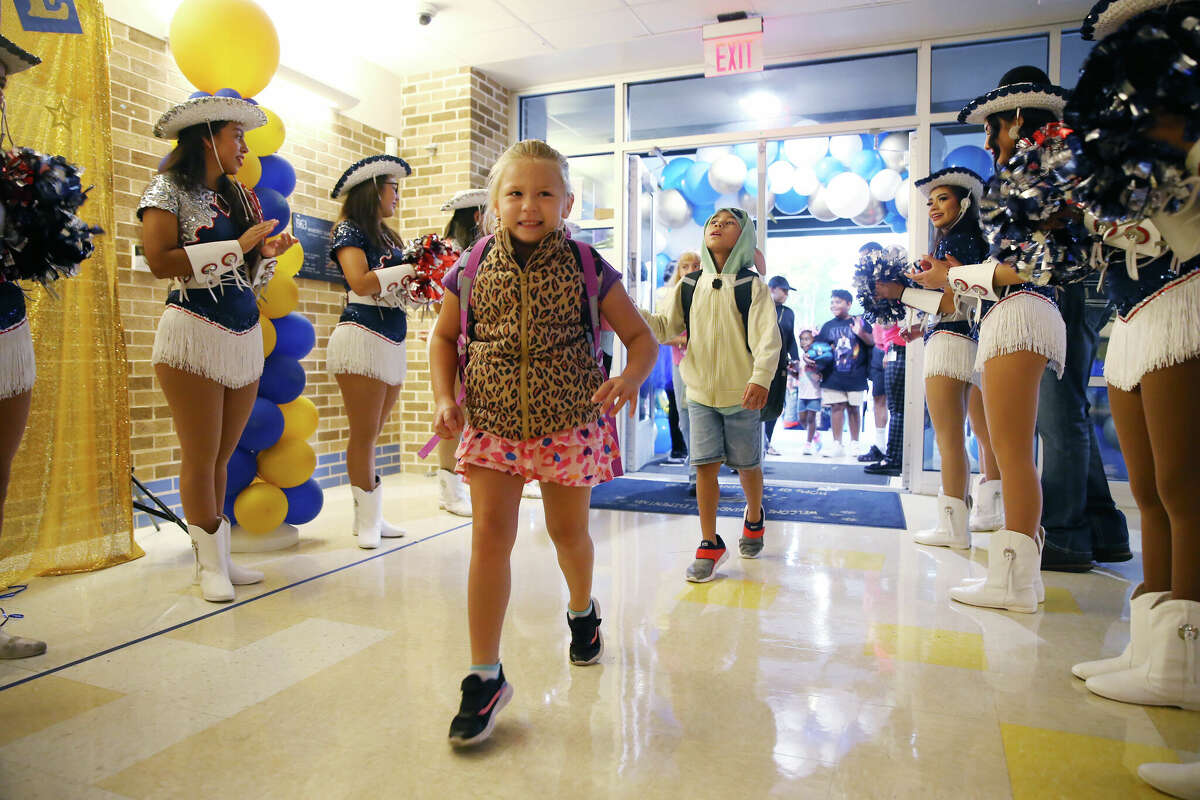 First big wave of schools in San Antonio start classes today