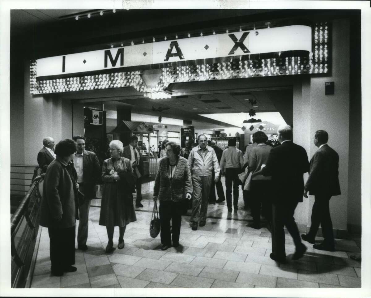 Ubicado en el proyecto Rivercenter en el centro, el teatro IMAX presenta un programa documental de 45 minutos titulado "El Álamo... el precio de la libertad." Otras películas IMAX también se programan diariamente en la pantalla alta de seis pisos.