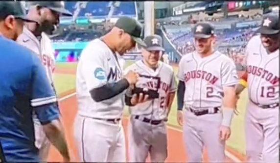 Astros players show Yuli Gurriel love in World Series ring ceremony