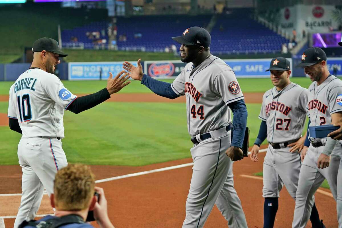 Watch: Houston Astros gift World Series ring to Yuli Gurriel