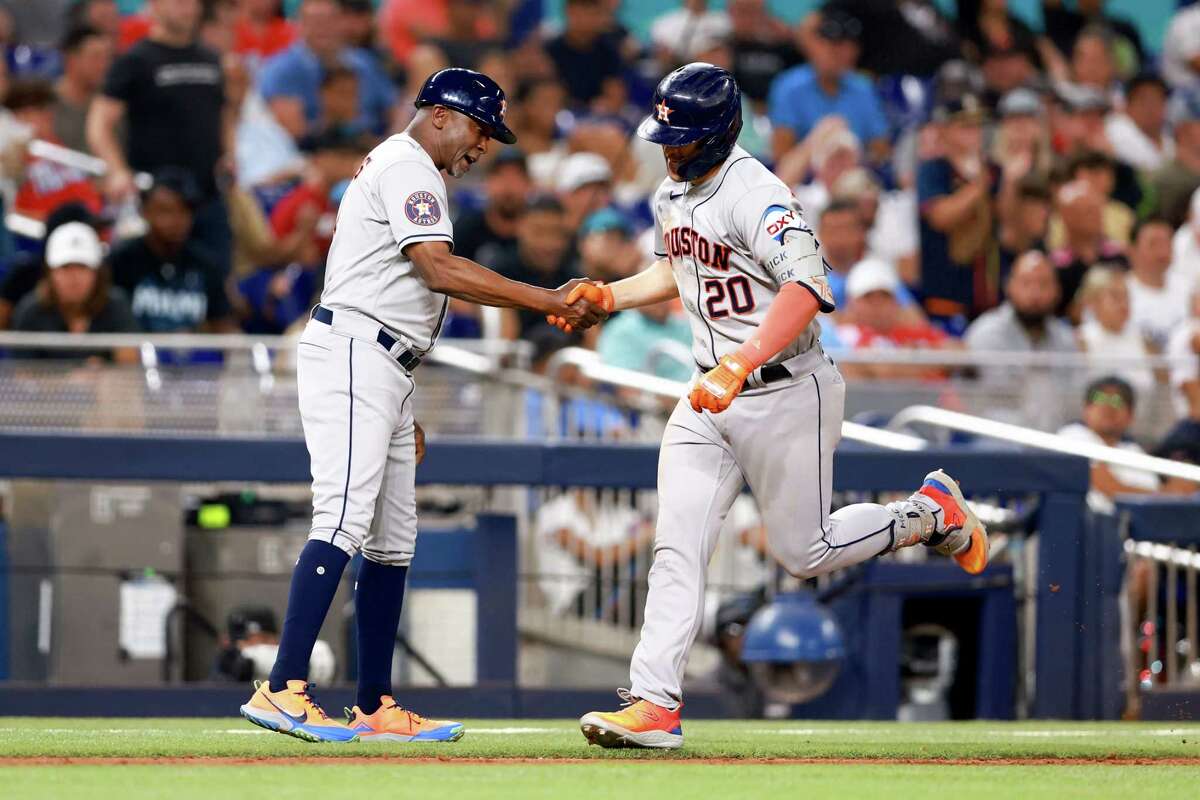 Jose Altuve exits game against Marlins after fouling pitch off his