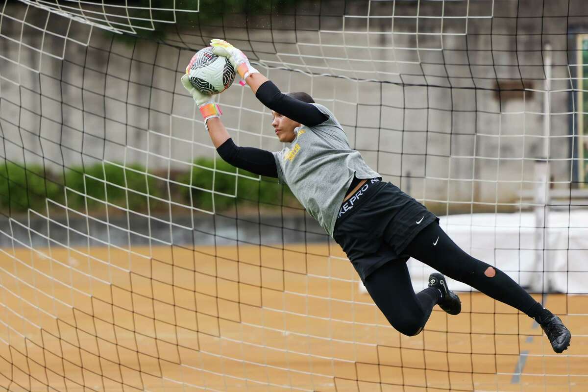 ‘She’s gonna be a superstar’: Cal’s new goalie on path to USWNT