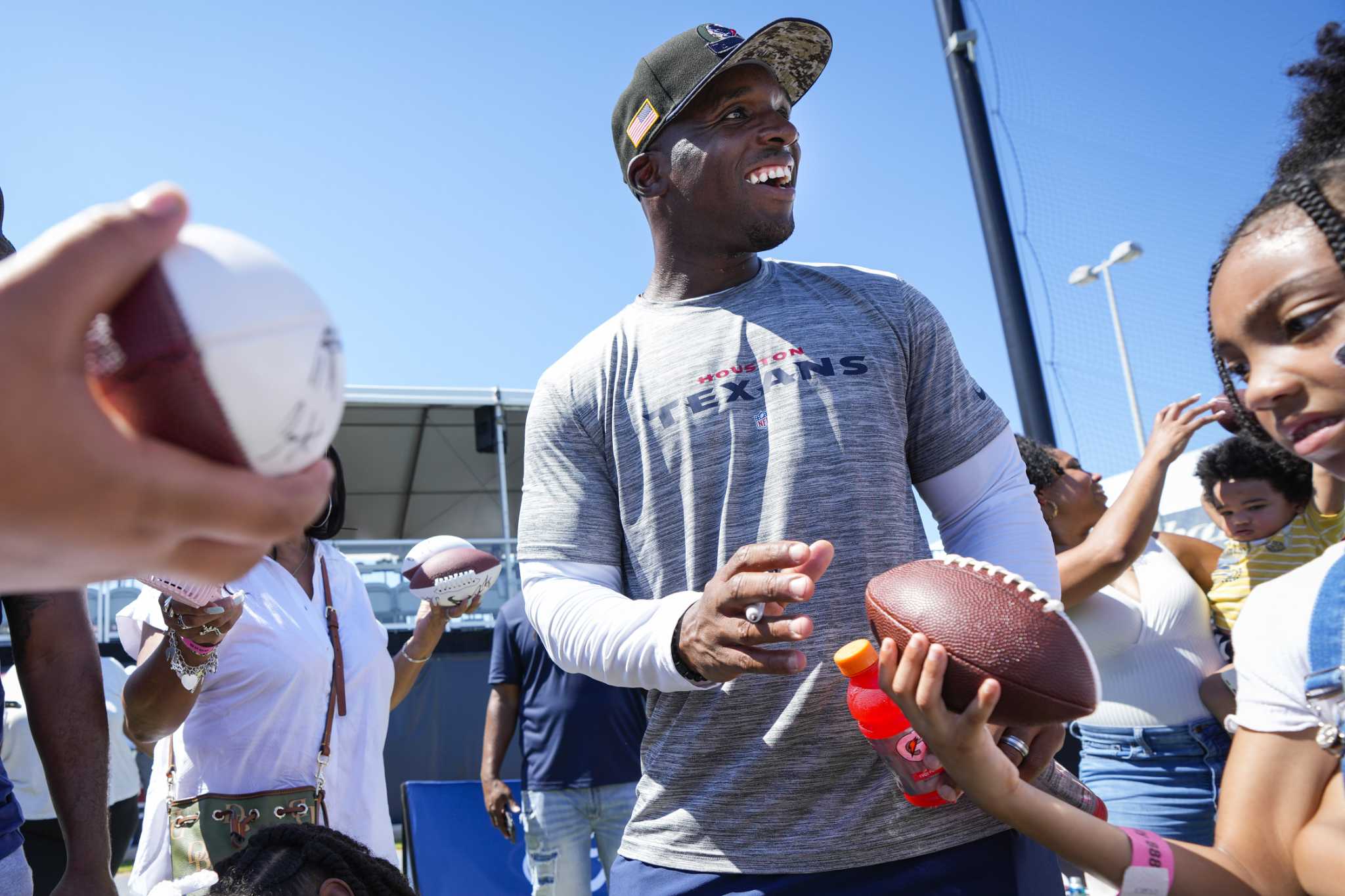 Texans' DeMeco Ryans throws out Astros' first pitch: 10 best photos