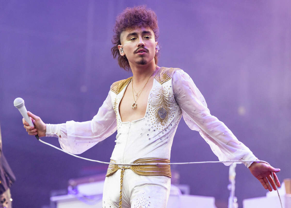 Is the lead singer of greta van fleet gay