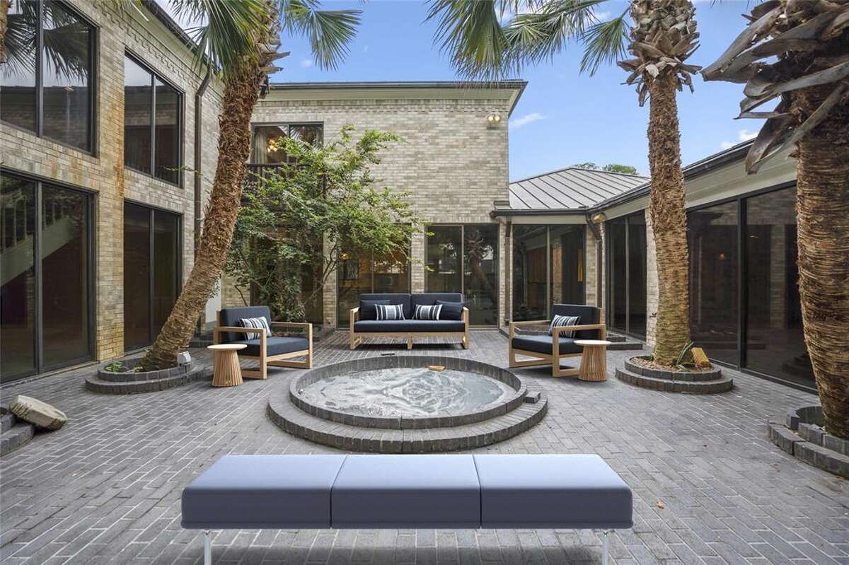 700 Pine Shadows Dr, Houston,TX 77056