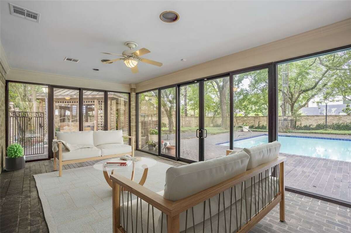 700 Pine Shadows Dr, Houston,TX 77056