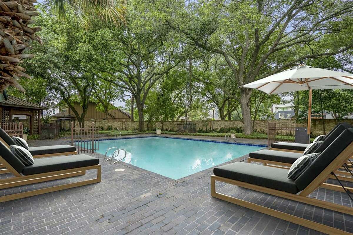 700 Pine Shadows Dr, Houston,TX 77056