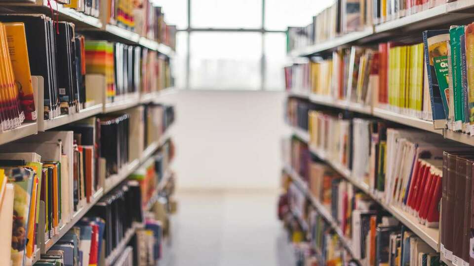 A photo shows books in a library.