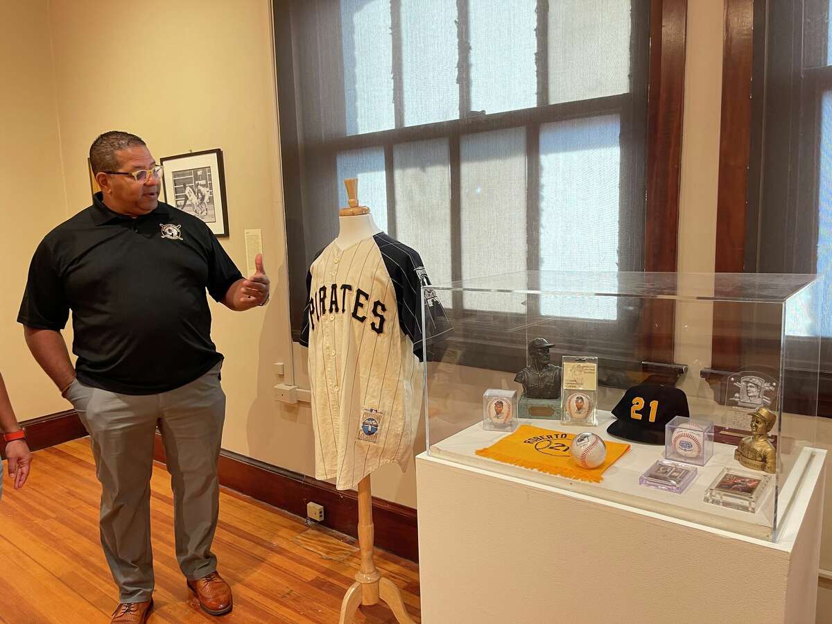 Roberto Clemente's son visits CT exhibit honoring his father