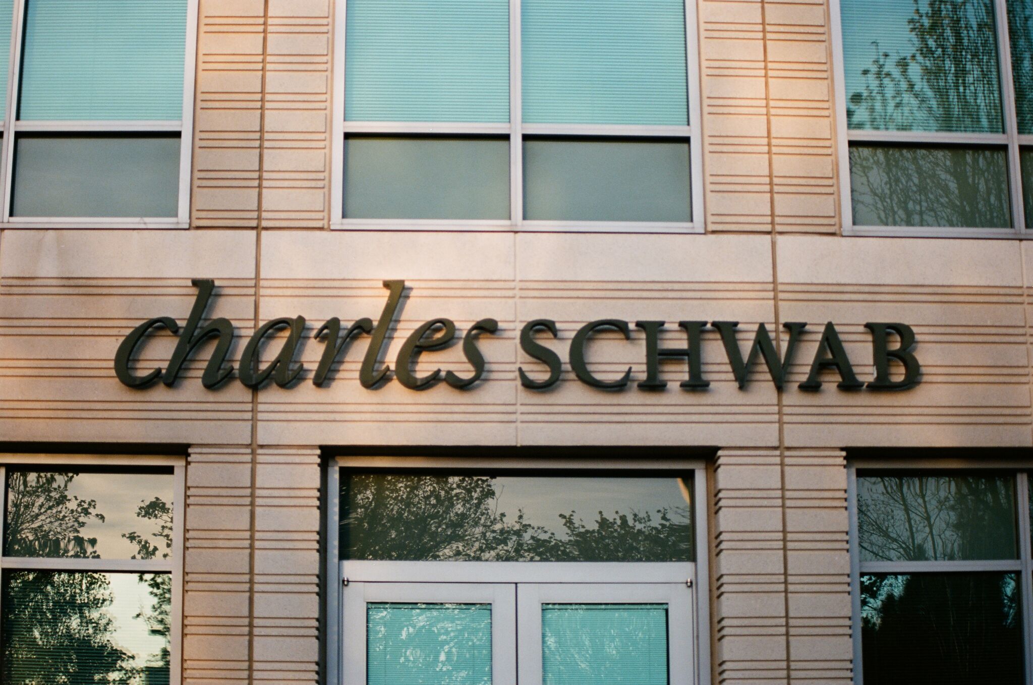 Charles Schwab conducting layoffs, shedding SF office space