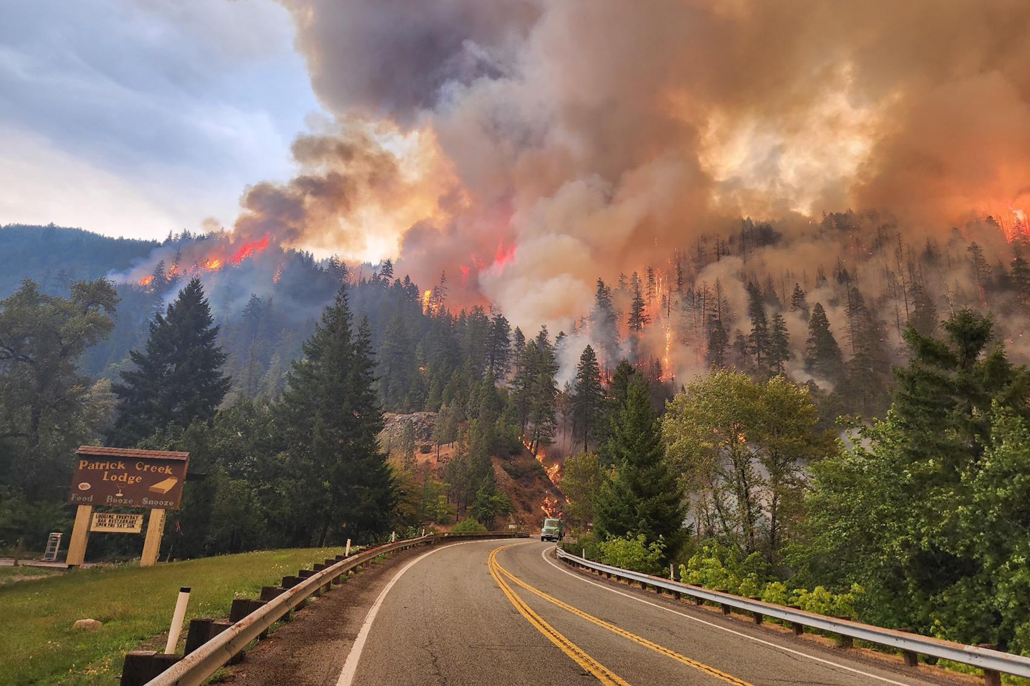 40,000-acre wildfire prompts evacuations near California-Oregon border