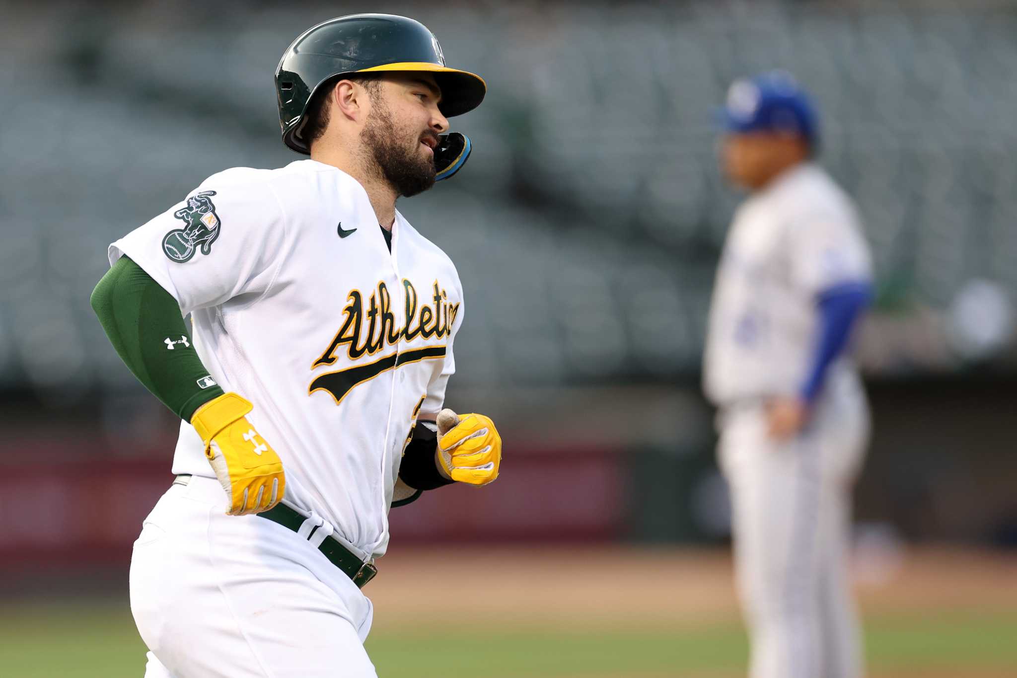 A's beat Royals 5-4, win back-to-back for 1st time