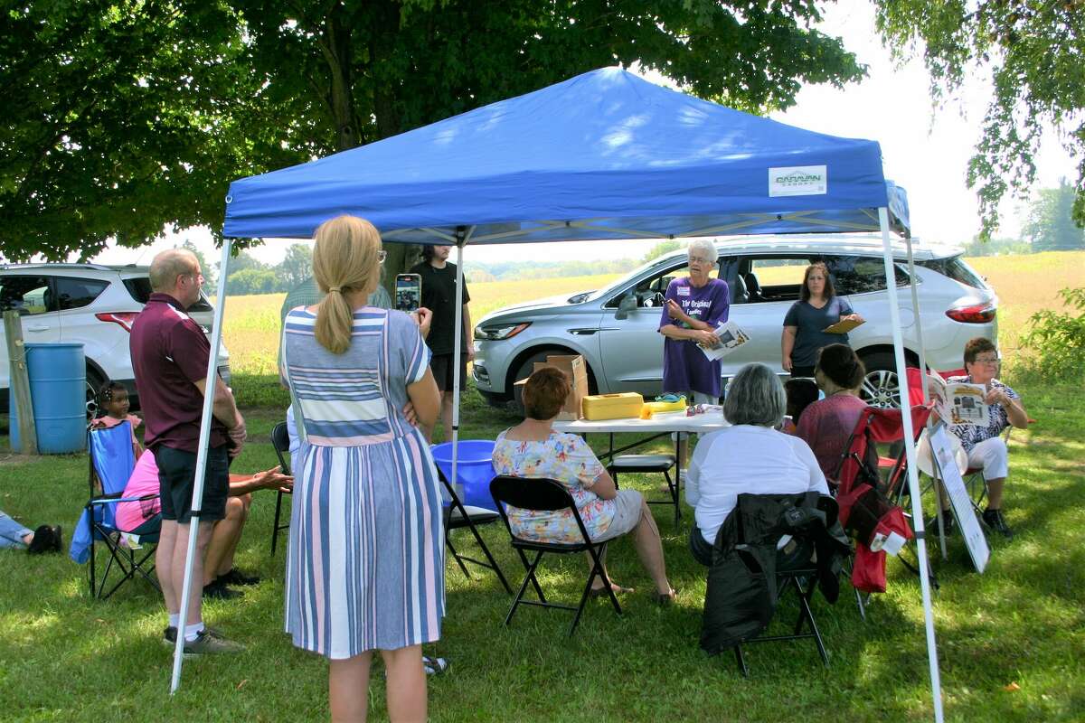 Old Settlers Reunion cemetery walk honors ancestors at West