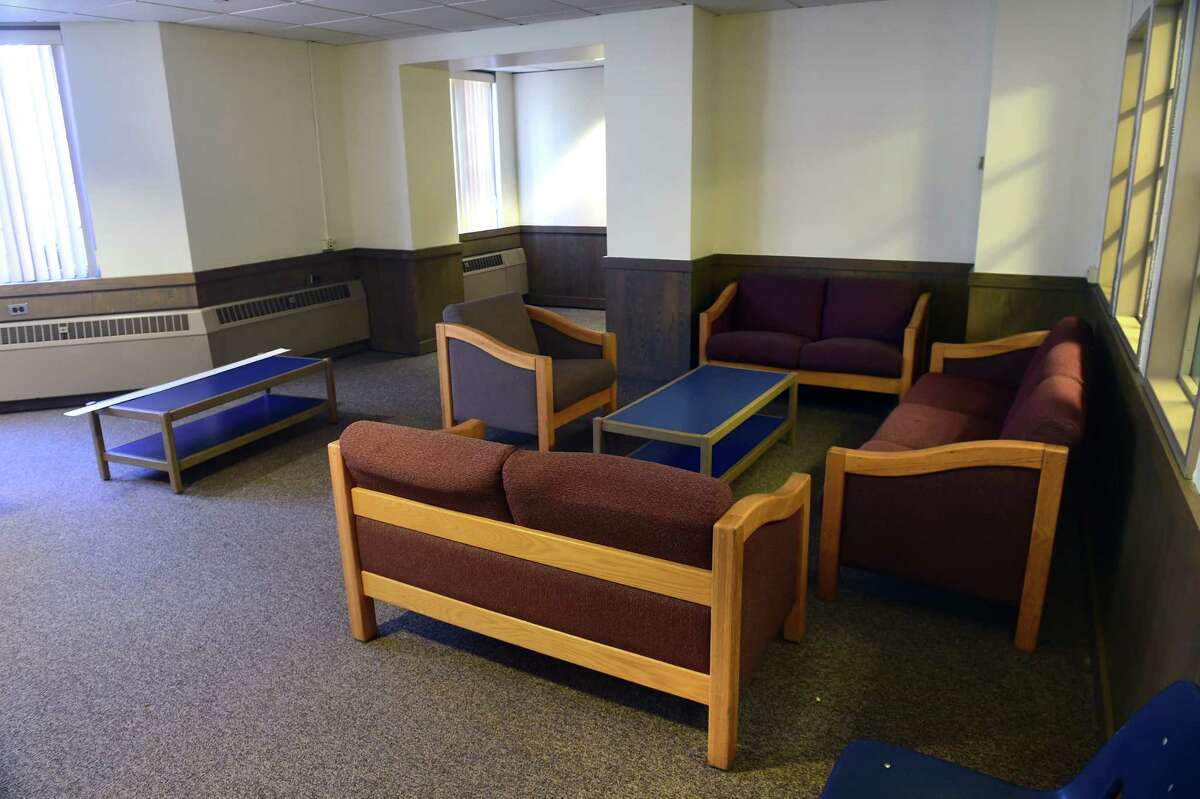 Quinnipiac officials Students in lounges to get housing discount