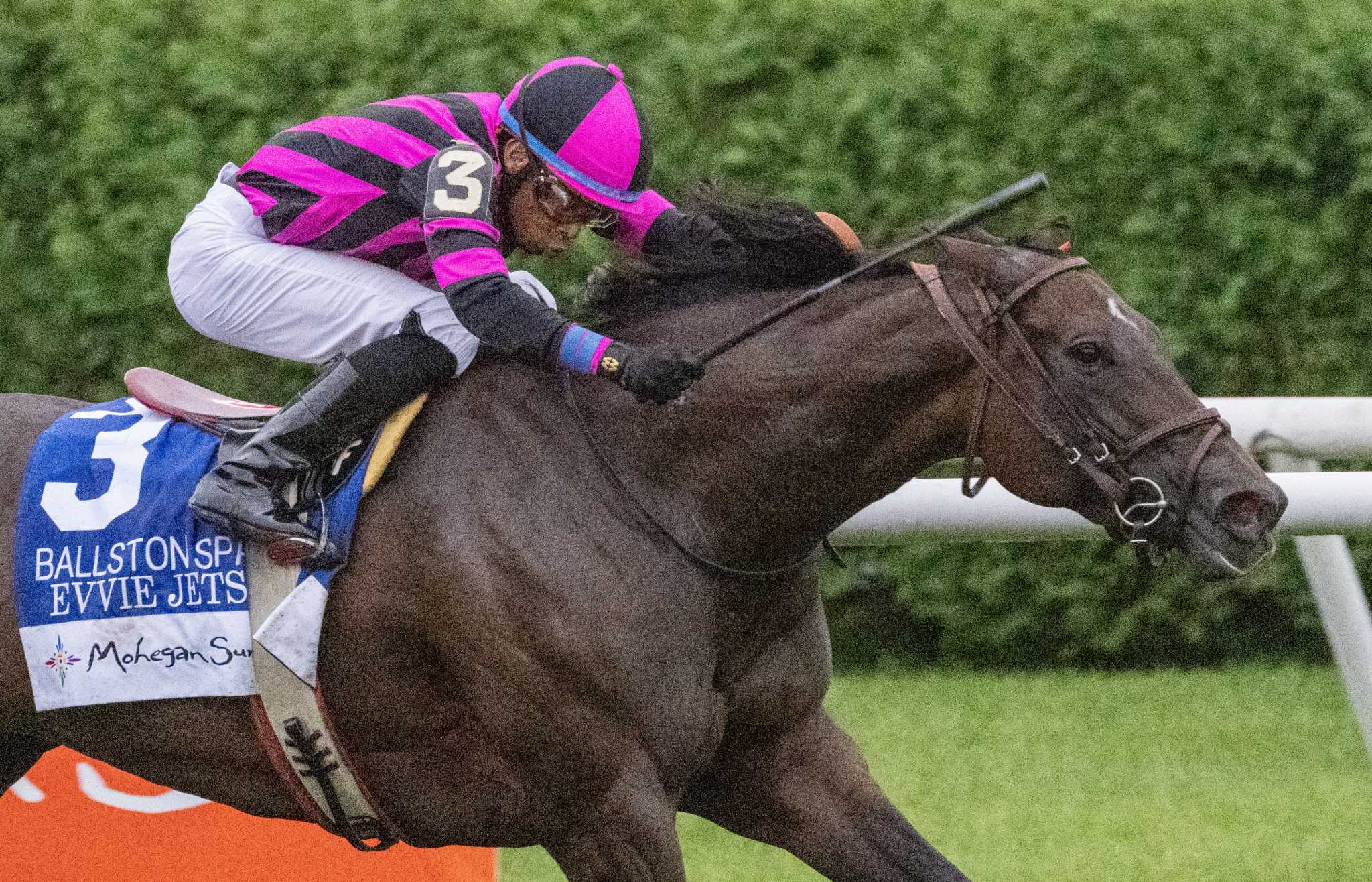 Evvie Jets captures Ballston Spa at Saratoga with late run