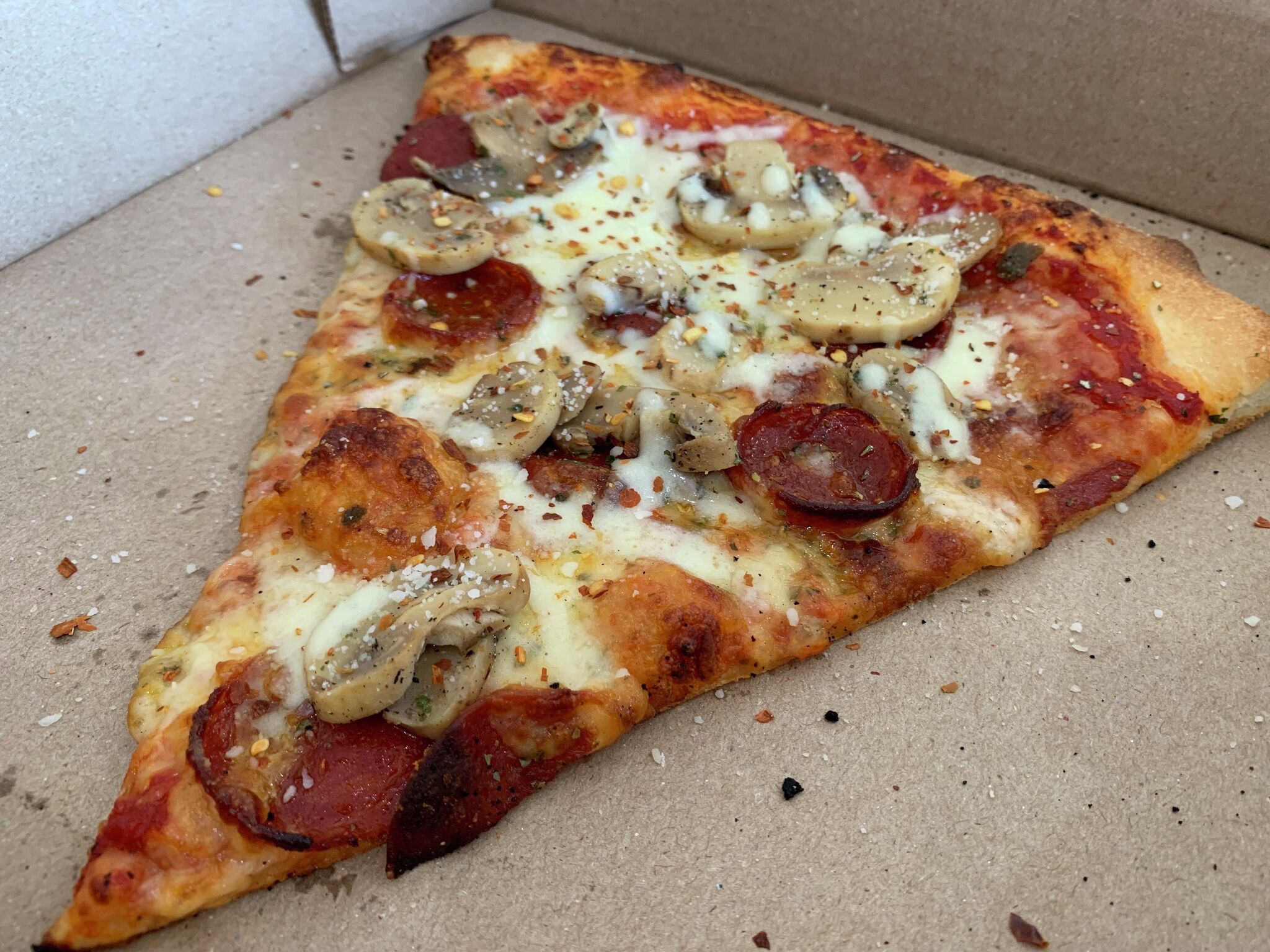 Capo's Pizzeria每天提供不到10美元的午餐特价。