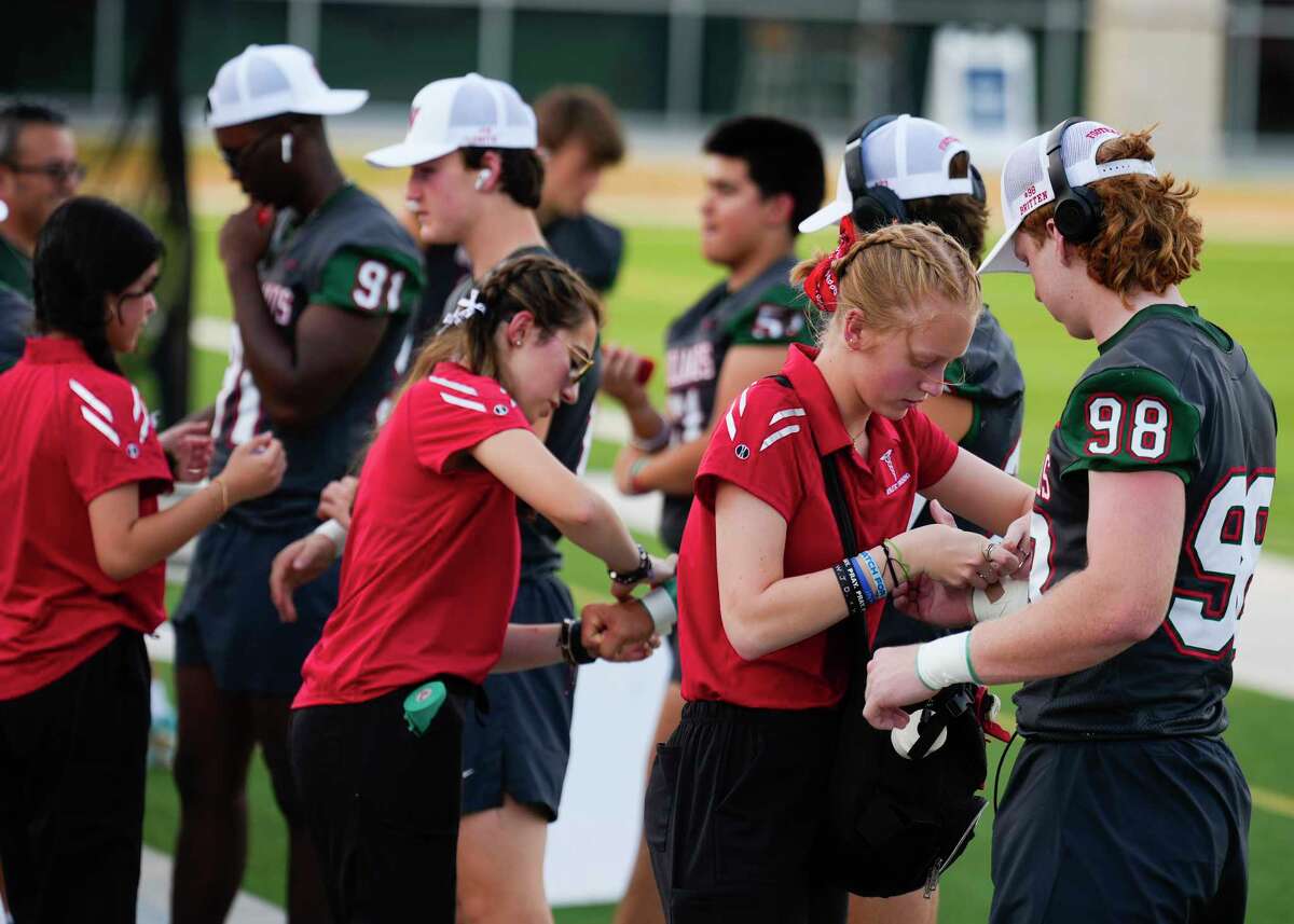 North Shore Mustangs roll past The Woodlands Highlanders