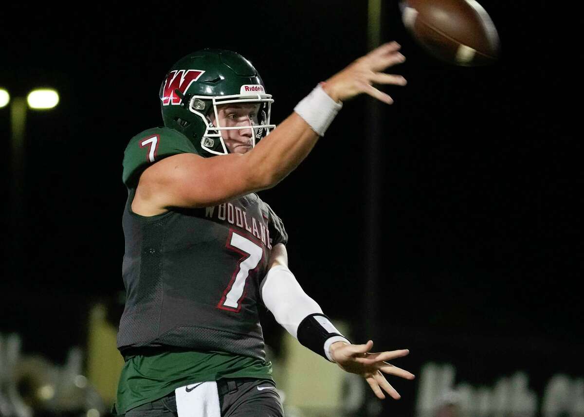 North Shore Mustangs roll past The Woodlands Highlanders