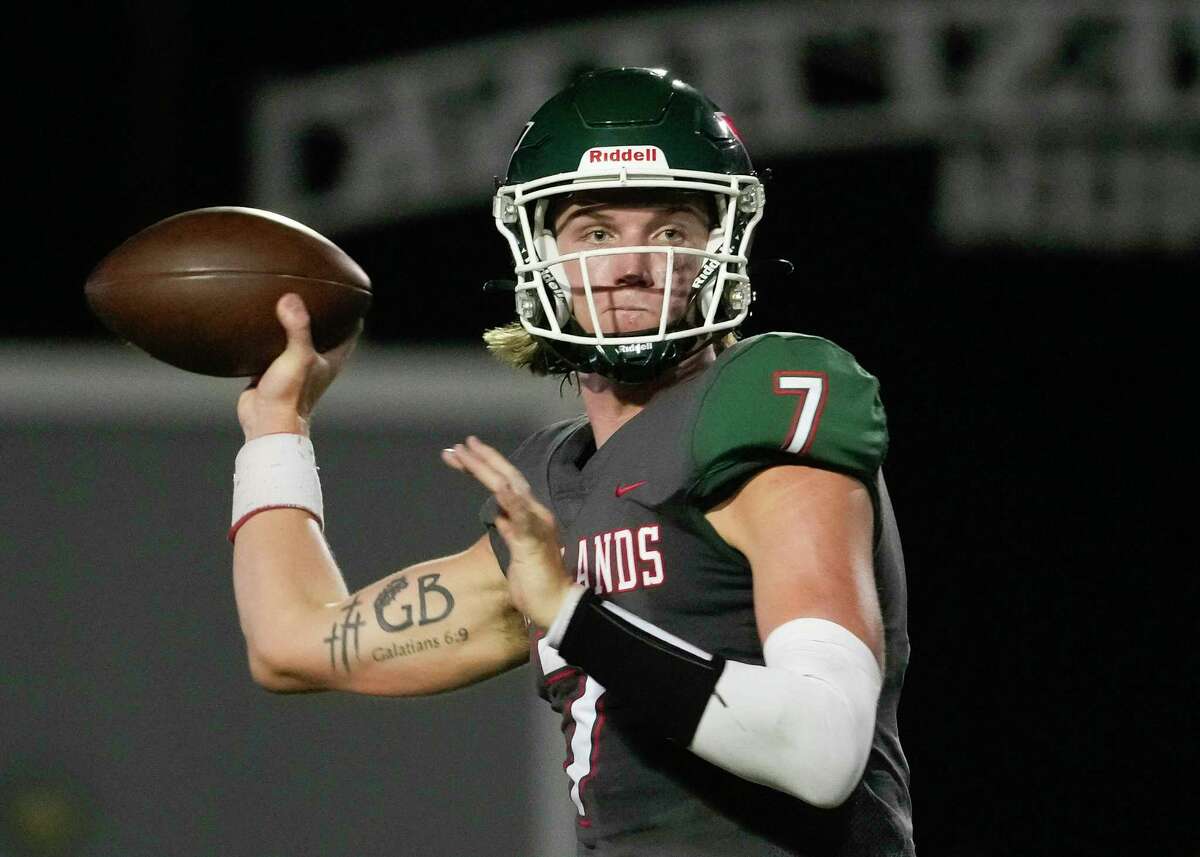 North Shore Mustangs roll past The Woodlands Highlanders