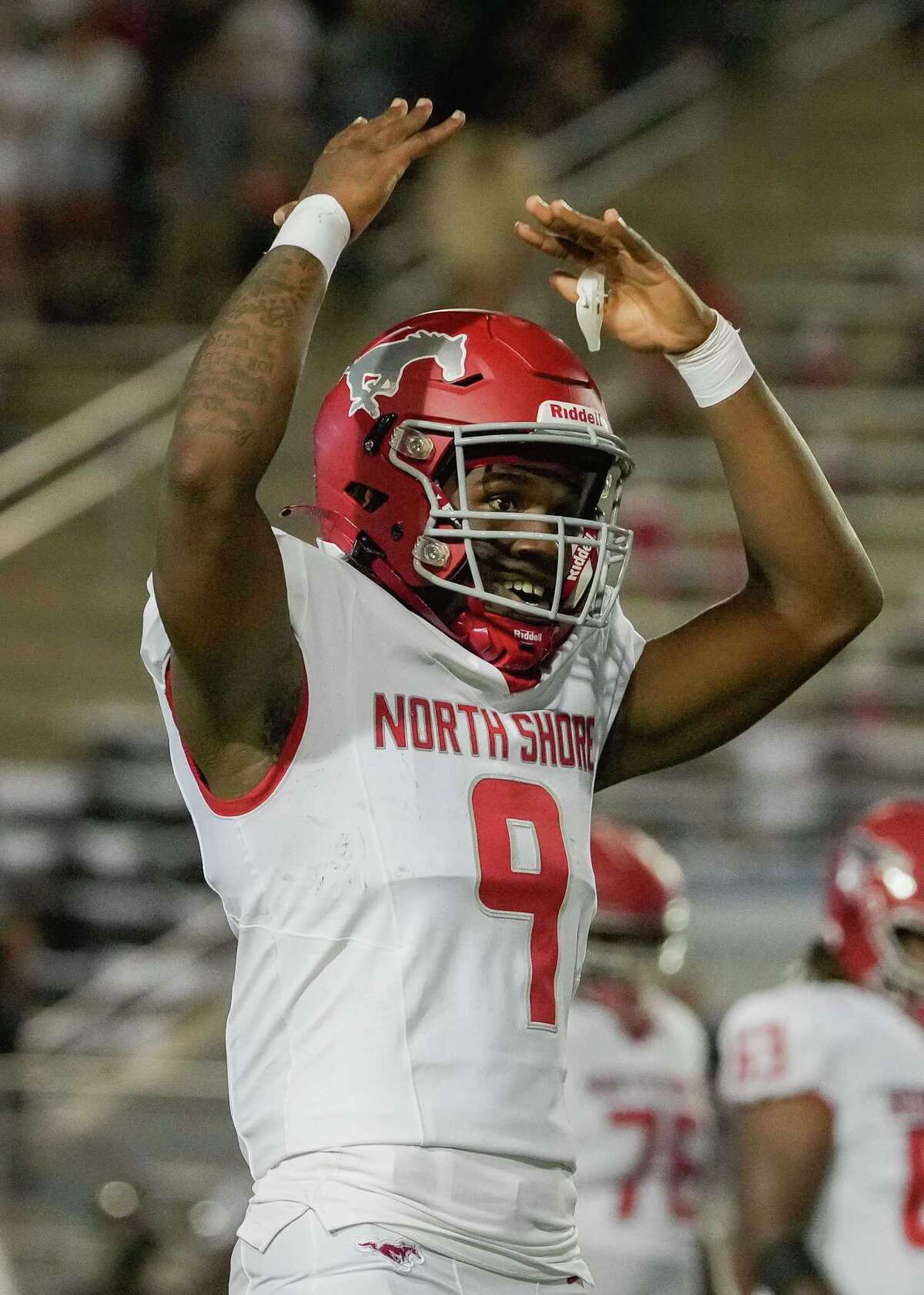 North Shore Mustangs roll past The Woodlands Highlanders