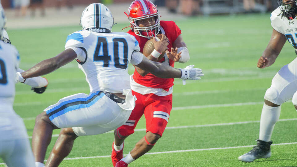 Manvel's Jonathan Haynes (3) tries to sprint past Shadow Creek's Aaron Kizzee (40) Friday, Aug. 25, 2023 at Freedom Field.