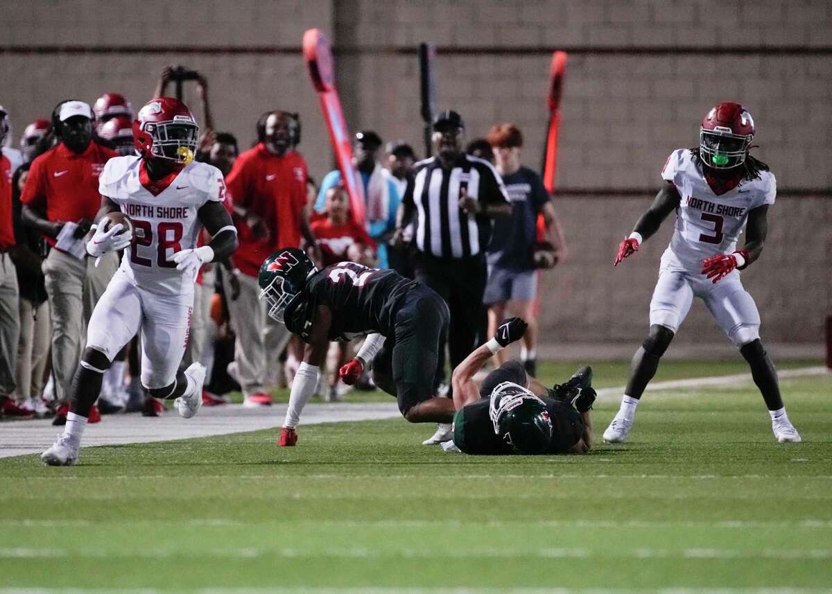 North Shore Mustangs roll past The Woodlands Highlanders