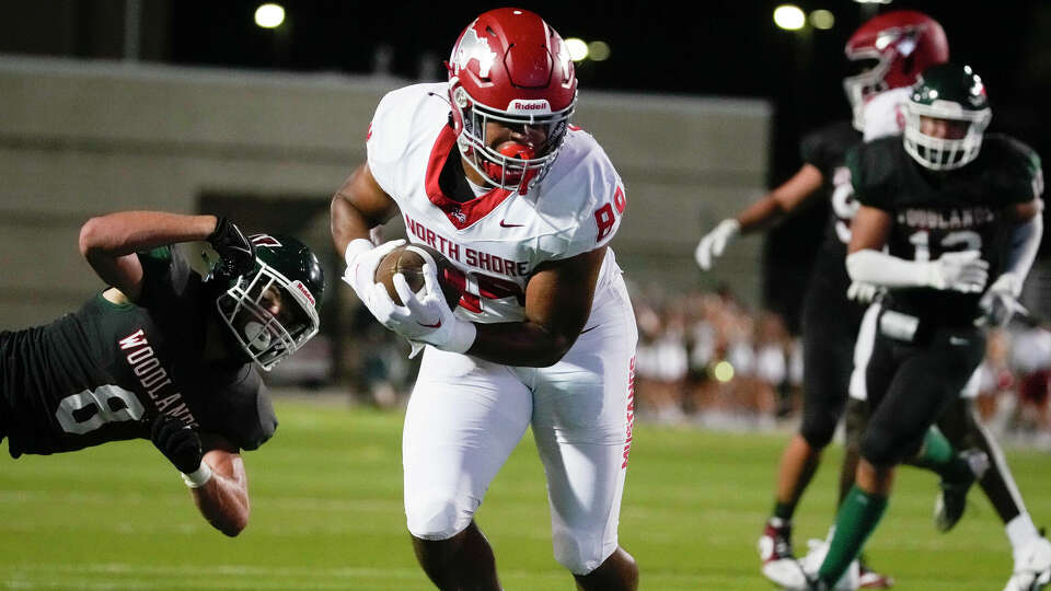 North Shore wide receiver Kaleb Thomas (89) scores a 10-yard touchdown from quarterback Kaleb Bailey during the third quarter of a non-district high school football game at Woodforest Bank Stadium, Friday, Aug. 25, 2023, in Shenandoah.