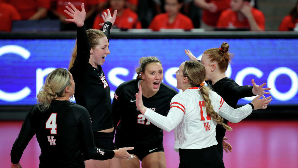 No. 19 UH opened the season with a four-set victory over No. 22 USC before a program record crowd of 1,904 on Friday night. Photo credit: UH Athletics