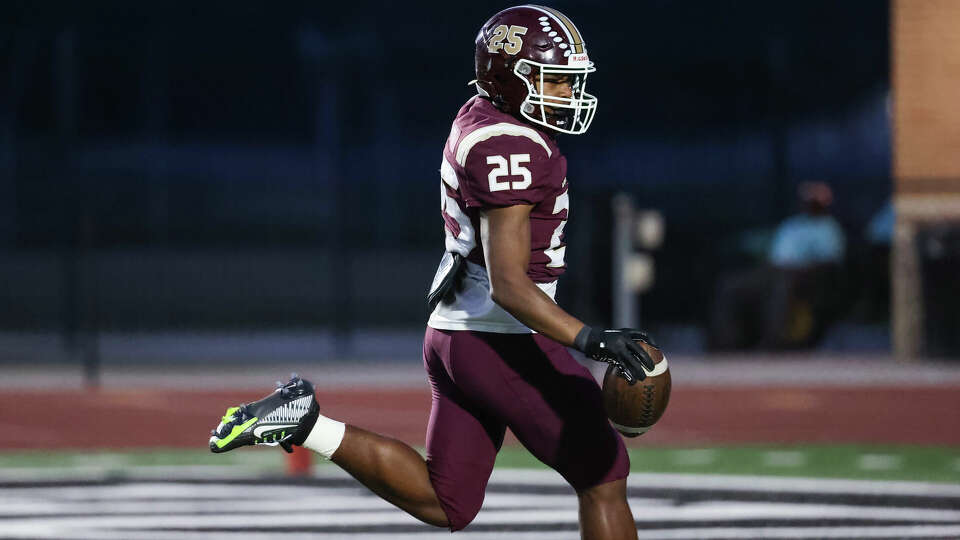 Summer Creek's Lloyd Avant (25) runs in for a touchdown in the first half of the District 21-6A high school football game between the North Shore Mustangs and the Summer Creek Bulldogs at Turner Stadium in Humble, TX on Friday, October 7, 2022.