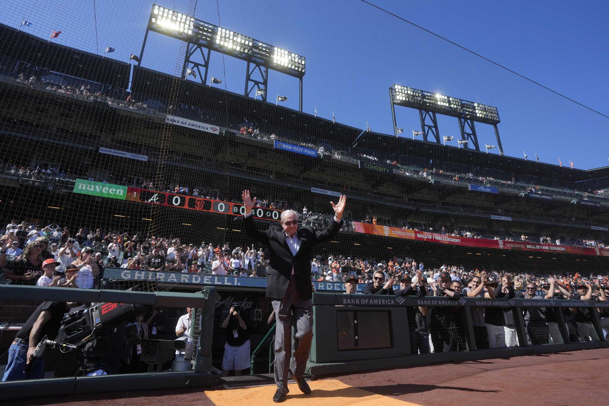 Giants honor longtime clubhouse man Mike Murphy on Wall of Fame