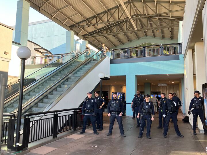 数百名青少年涌入东湾购物中心，引发斗殴和刺伤事件