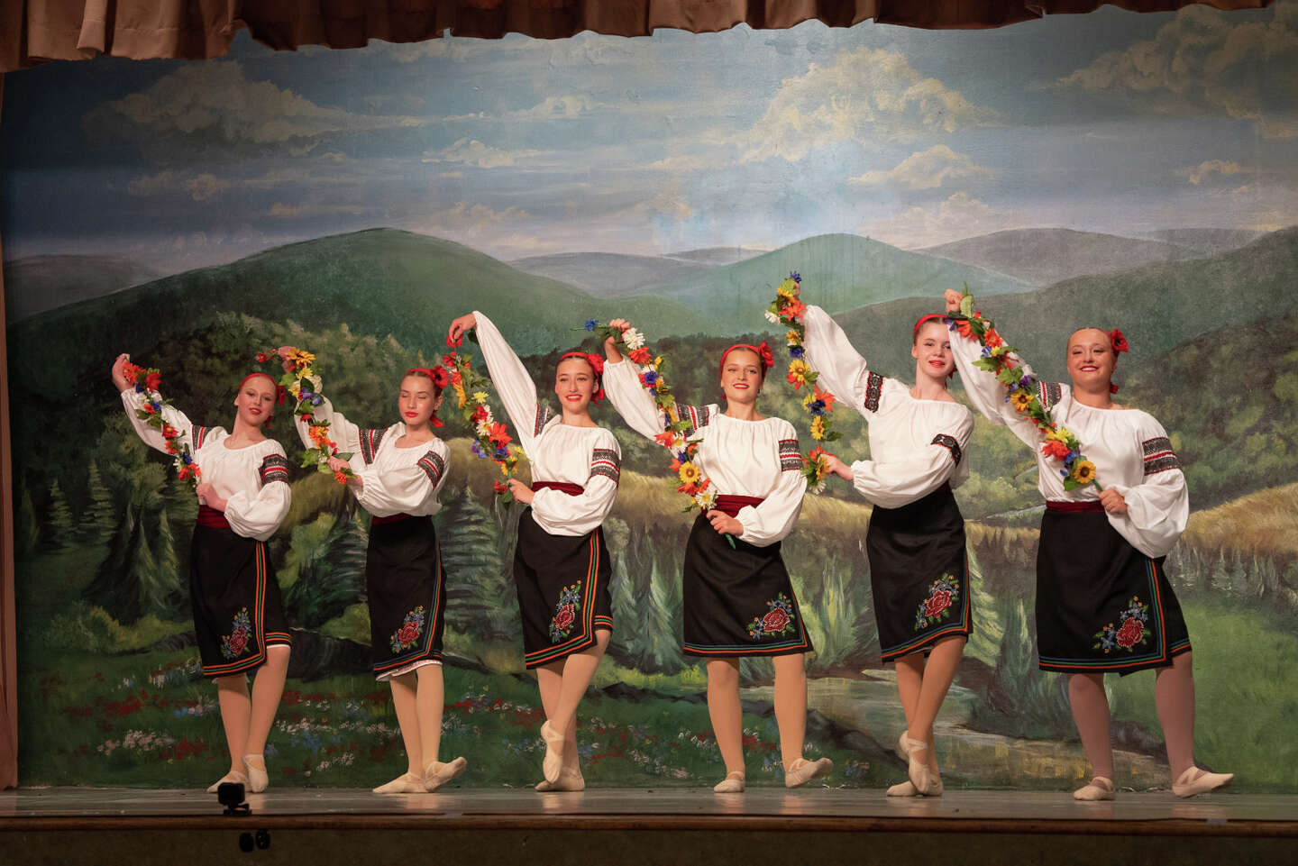 Ukraine Folk online Dancers Musicians Figurine Vintage Soviet Unions Dancing. Boy danc