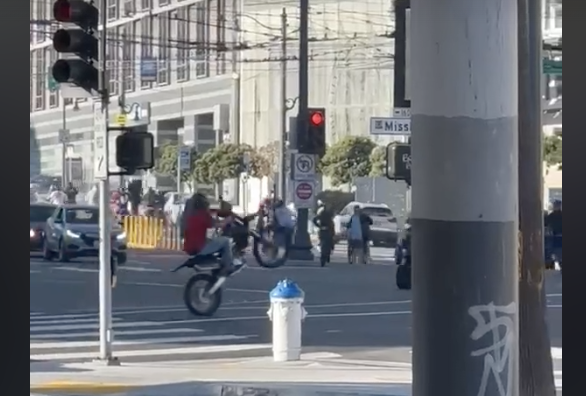 视频：数十名摩托车骑手在旧金山街头疾驰，后面跟着警车