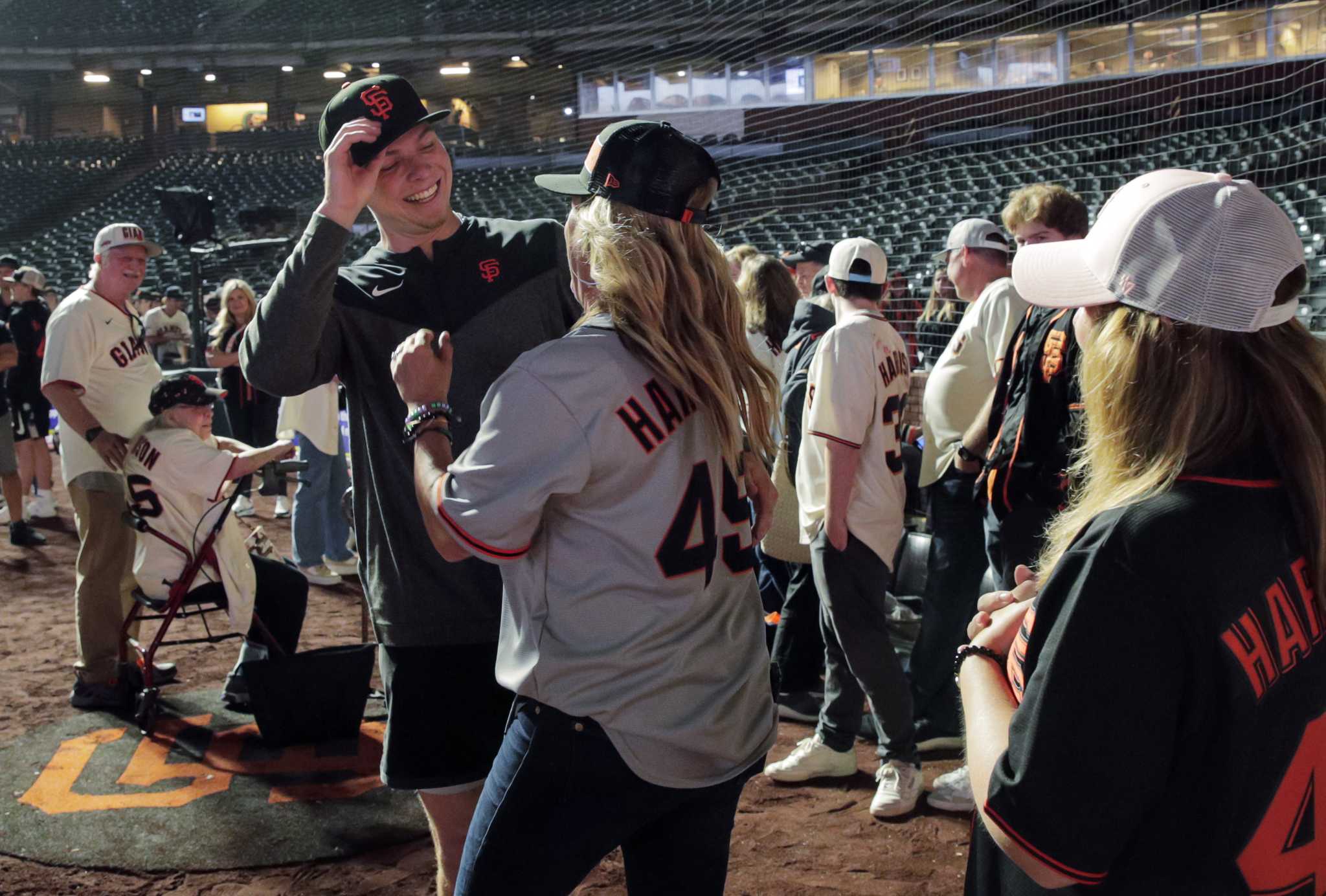 Madison Bumgarner dazzles on mound, at plate for Giants