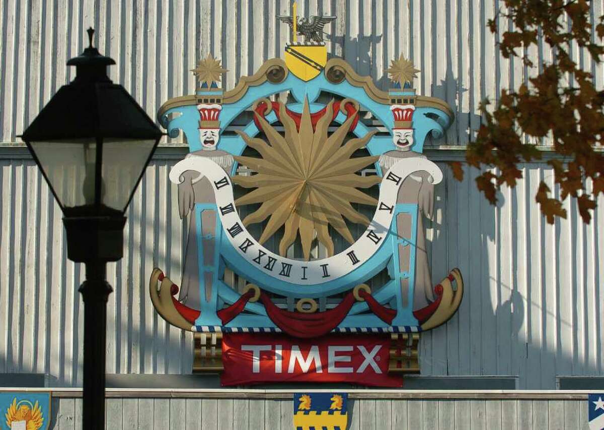 Timex unveils new sundial on Shakespeare theater