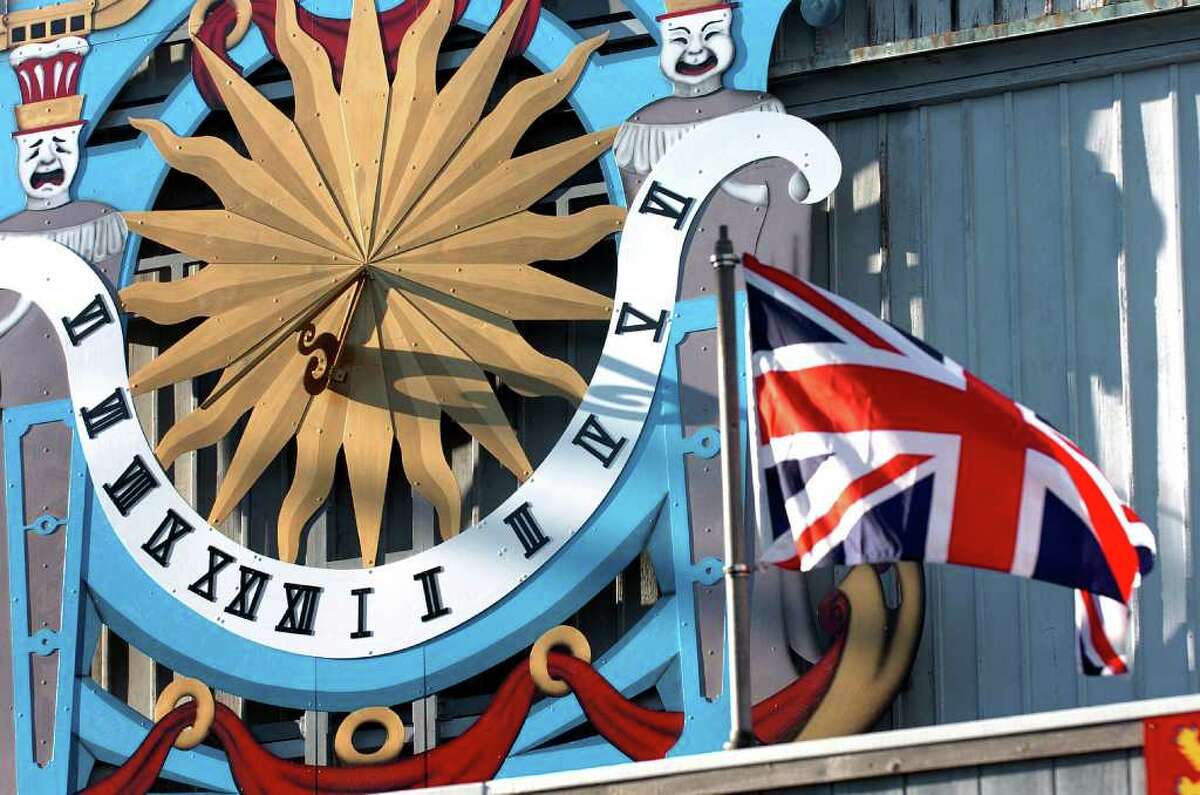 Timex unveils new sundial on Shakespeare theater