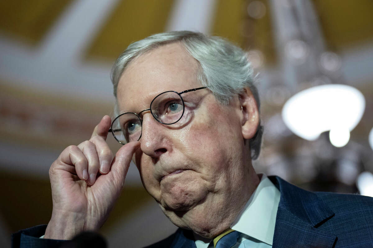 McConnell freezes up again during Kentucky news conference