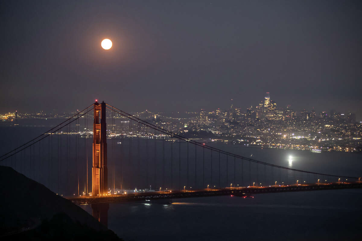 Photo Bay Area super blue moon changed to rose from smoke