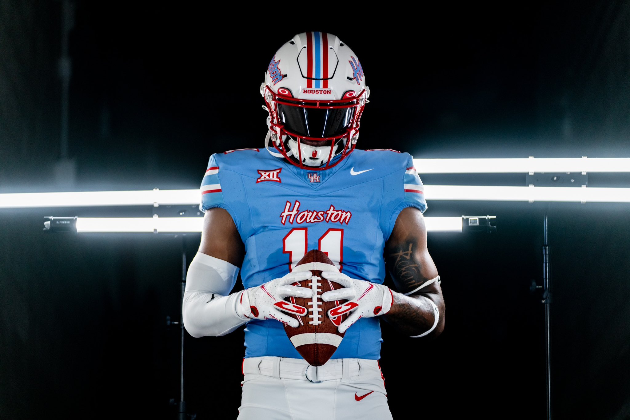 UH receives high praise for Houston Oilers inspired uniforms