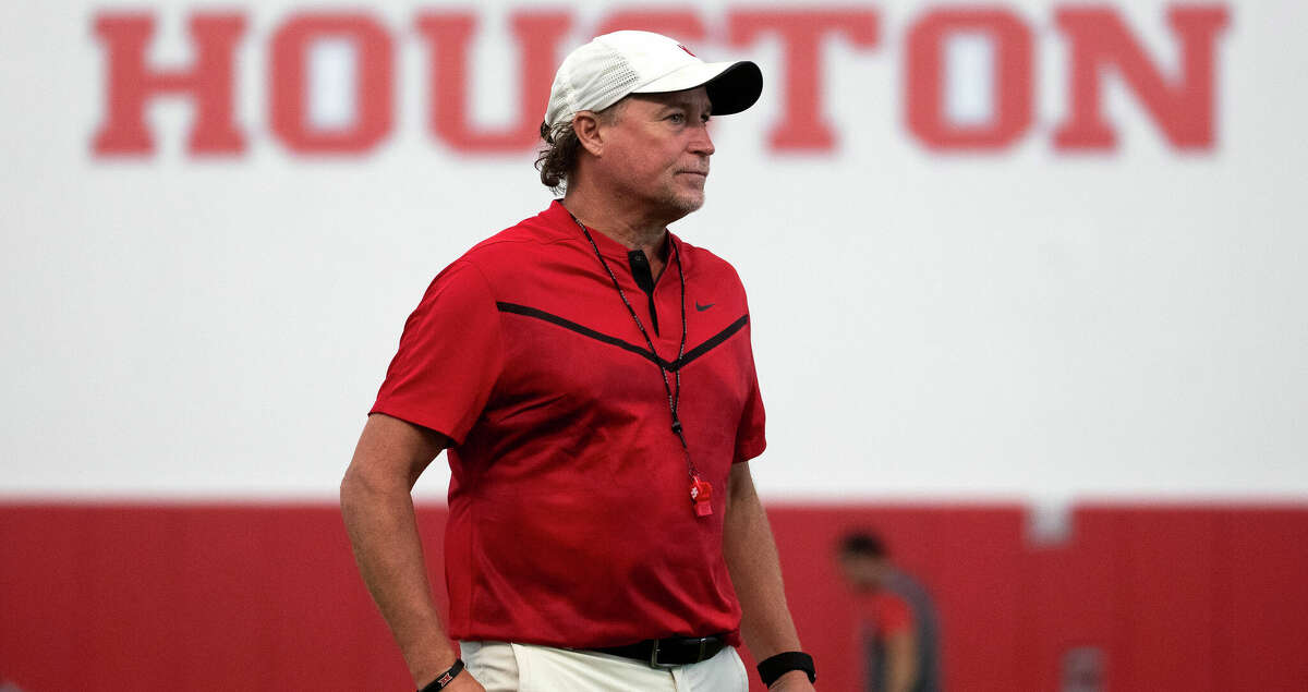 El entrenador en jefe de fútbol de la Universidad de Houston, Dana Holgorsen, recibió personalmente el apoyo de sus jugadores en su programa de radio semanal.