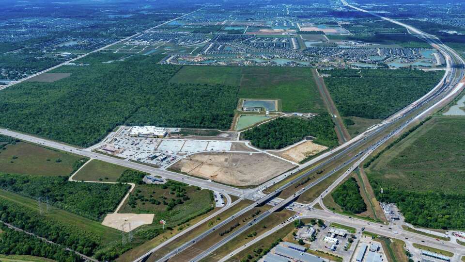 Manvel Town Center, a development of Weitzman anchored by a 108,000-square-foot H-E-B store, will open the first phase in 2023. The project spans 273 acres at the northwest corner of Texas 288 and Texas 6 in Manvel. The aerial photo was taken in mid-August 2023.