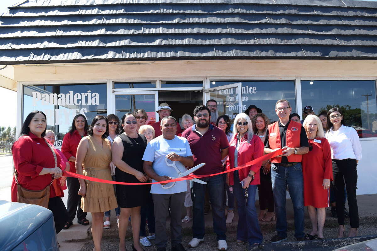 Panaderia Reyes celebrates grand opening with ribbon cutting